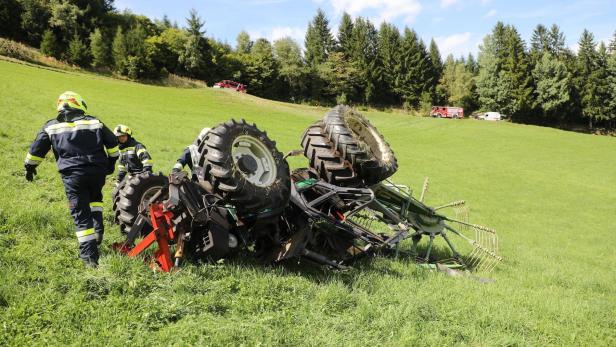 Traktor liegt nach Unfall auf Wiese