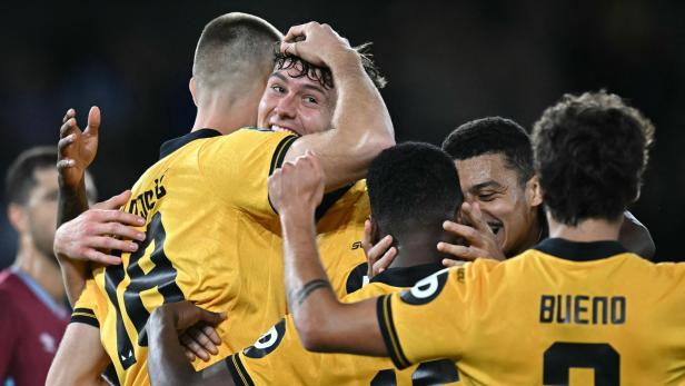 TOPSHOT-FBL-ENG-LCUP-WOLVES-WEST HAM