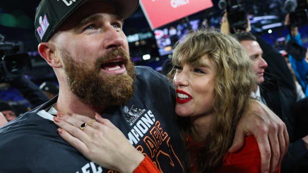 Taylor Swift und Travis Kelce. Sie umarmen sich innig.