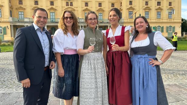 Wirtschaftskammerpräsident Andreas Wirth, Petra Schumich, Weinprinzessin Lena I., Weinkönigin Maria IV. und Dagmar Regner 