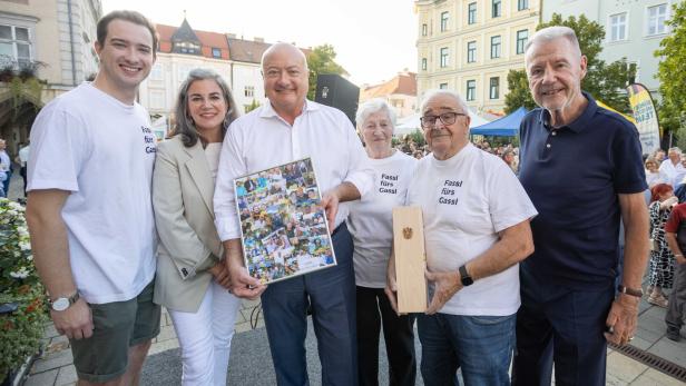Bundeskanzler Christian Stocker beim Abschluss der Fassl-Tour. 