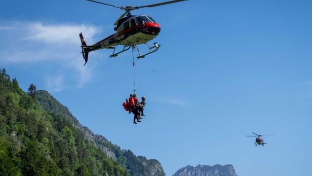 Polizeihubschrauber bei einem Übungsflug.
