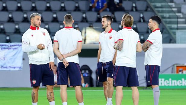 Arnautovic mit seinen Teamkollegen