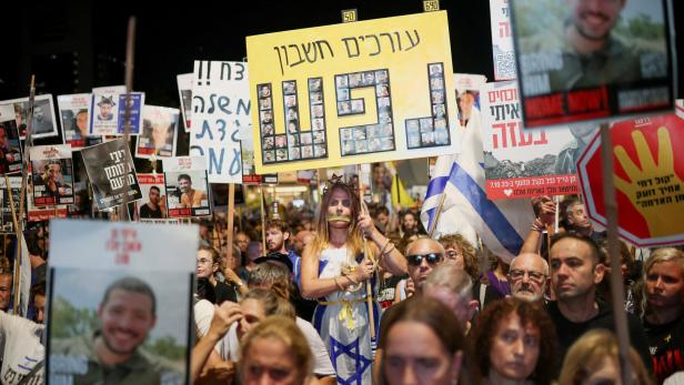 People protest to demand the end of war in Gaza and the immediate release of the hostages, in Tel Aviv