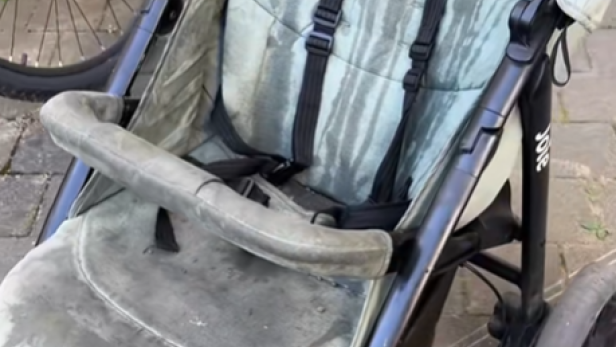 Verschmutzter Kinderwagen