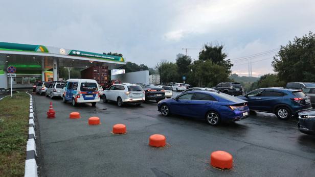 Cars queue for fuel at a gas station in Vladivostok