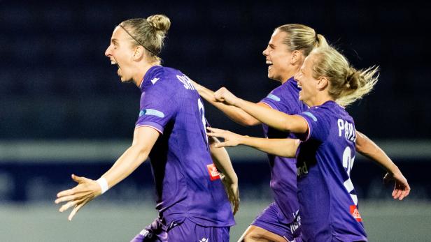 FUSSBALL/CHAMPIONS LEAGUE/FRAUEN/QUALIFIKATION/2. RUNDE/HALBFINALE: GLASGOW CITY FC - FK AUSTRIA WIEN Die Spielerinnen der Wiener Austria bejubeln den Sieg gegen Glasgow