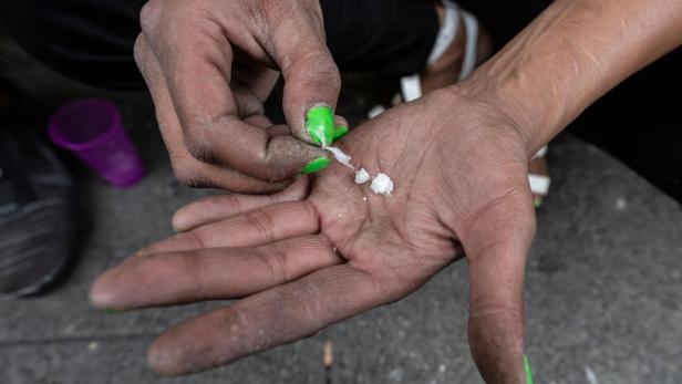 Eine Person bereitet eine Dosis einer unbekannten Substanz vor.