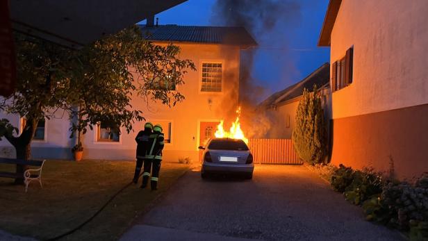 Brennender Pkw vor einem Haus