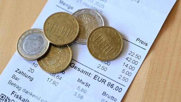 ++ THEMENBILD ++ TRINKGELD / GELD / ENTLOHNEN / BEZAHLEN / DIENSTLEISTUNG / GASTRONOMIE / TOURISMUS / HOTELLERIE