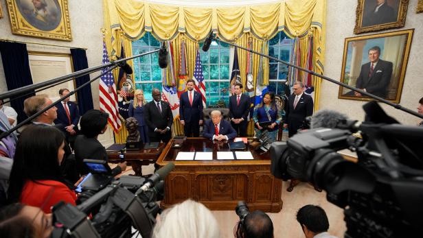 US-Präsident Donald Trump (Mitte) mit der Außenministerin der Demokratischen Republik Kongo, Thérèse Kayikwamba Wagner (2. v. r.), und dem ruandischen Außenminister Olivier Nduhungirehe (2. v. l.) im Oval Office des Weißen Hauses in Washington, D.C., USA, am 27. Juni 2025. Ebenfalls anwesend: US-Vizepräsident JD Vance (Mitte links) und US-Außenminister Marco Rubio (Mitte rechts).