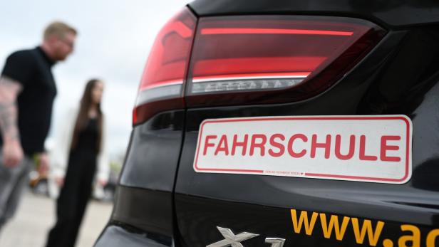 Fahrschulauto (Symbolbild)