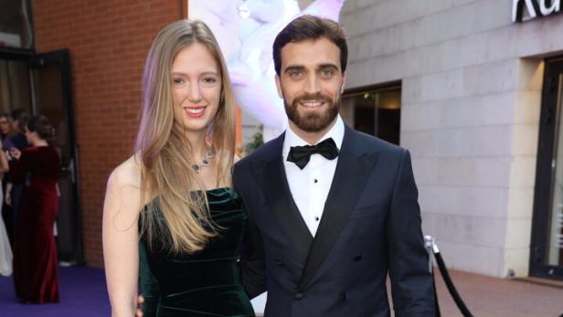 Ein Paar posiert bei der Duftstar Gala, einer Preisverleihung für österreichische Parfums.