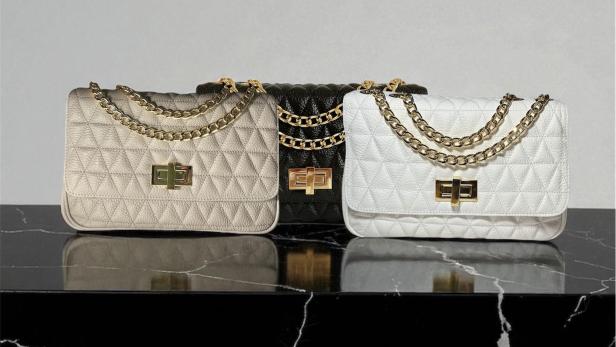 Drei Handtaschen in Beige, Weiß und Schwarz.