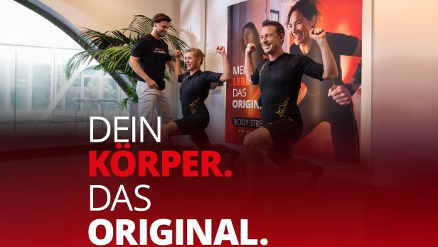 Zwei Personen machen Sport, eine Person gibt Anweisungen.