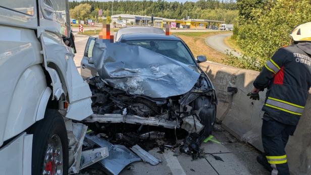 46-218124088 Zerstörter Pkw nach Unfall mit Lkw