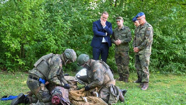 Der deutsche Verteidigungsminister Boris Pistorius (SPD) versucht seit Amtsantritt nach Kräften, den „Patienten“ Bundeswehr gesund zu pflegen.    