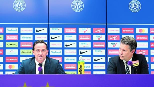 Zwei Männer sitzen bei einer Pressekonferenz des FK Austria Wien.