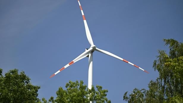 ++ THEMENBILD ++ WINDKRAFT / WINDENERGIE / WINDRAD  / ENERGIE / STROM / ELEKTRIZITÄT / UMWELT / GRÜNE ENERGIE: PHOTOVOLTAIK-FREIFLÄCHENANLAGE