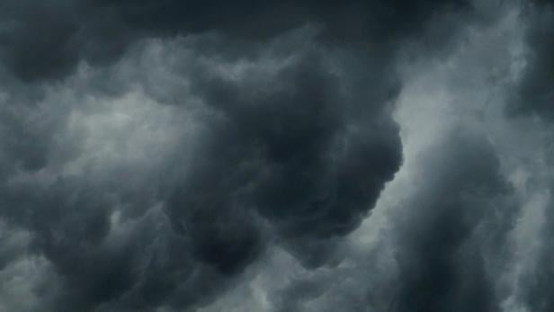 Dunkle Gewitterwolken