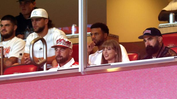 Taylor Swift und Travis Kelce im Arrowhead-Stadion in Kansas City