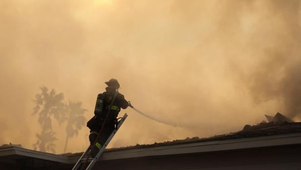 Symbolbild: Ein Feuerwehrmann bei Bränden in Los Angeles.