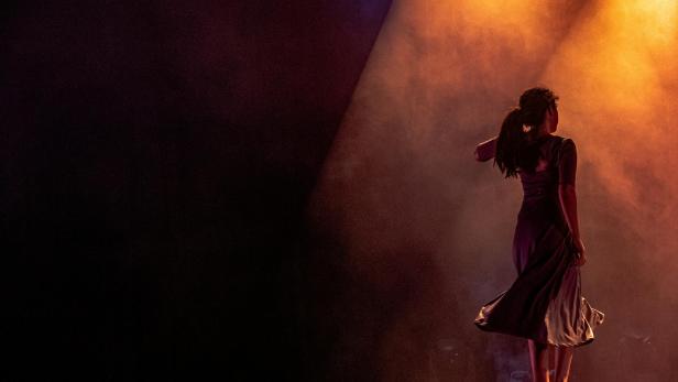 Frau auf Theaterbühne