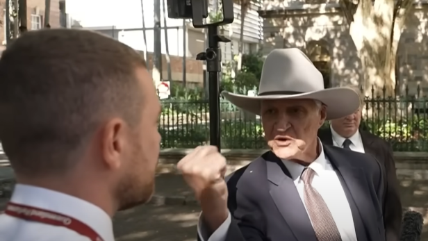 Bob Katter ballt die Faust in Richtung eines Journalisten
