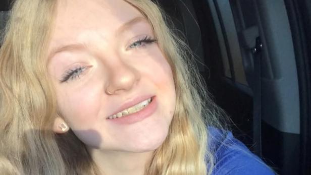Blonde 17-jährige Frau lächelt für ein Selfie