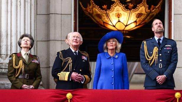 Prinzessin Anne, König Charles, Königin Camilla und Prinz William. Sie stehen auf dem Balkon des Buckingham-Palasts.