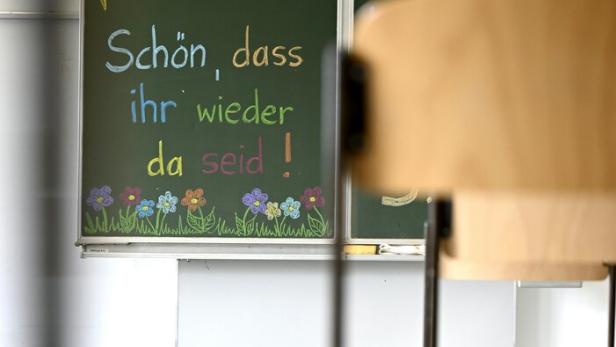 Eine Tafel zu Schulbeginn im Klassenzimmer mit einer Willkommensnachricht
