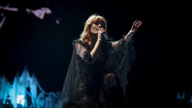 Florence Welsh singend auf der Bühne