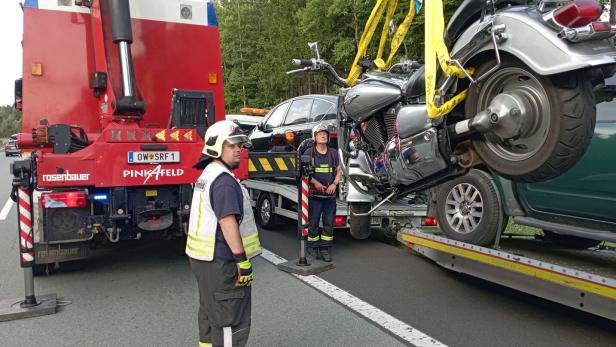 Feuerwehr birgt Motorrad nach Unfall auf der A2
