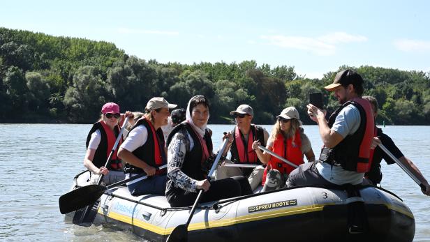 Bootstour mit Pressevertretern und Mitarbeitenden des NHM an den Donauauen Bootstour mit Pressevertretern und Mitarbeitenden des NHM an den Donauauen