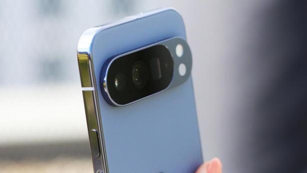 Nahaufnahme eines blauen Pixel-Smartphones mit markanter Kameraleiste.