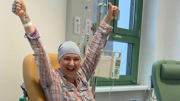 Betting G. jubelt nach ihrer erfolgreichen Chemotherapie