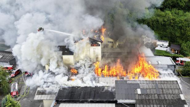 OBERÖSTERREICH: VOLLBRAND VON PELLETS-FIRMA IM STADTKERN VON MATTIGHOFEN OBERÖSTERREICH: VOLLBRAND VON PELLETS-FIRMA IM STADTKERN VON MATTIGHOFEN