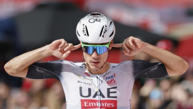Sieger Juan Ayuso steckt sich die Finger in die Ohren