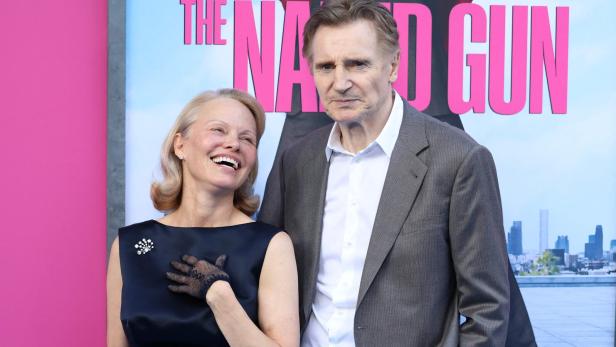 Pamela Anderson und Liam Neeson