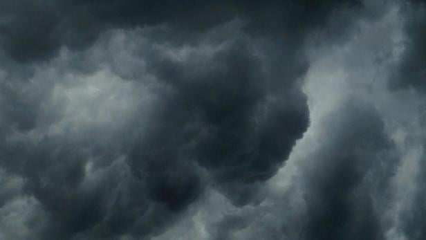 Dunkle Gewitterwolken am Himmel