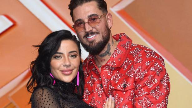 Mike und Leyla Heiter. Sie umarmen sich.