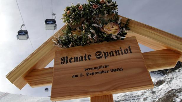 HOLZKREUZ AM SOELDENER GLETSCHER