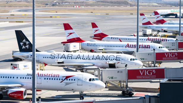 Mehrere Flugzeuge an Passagierbrücken von Gates des Flughafen Wien