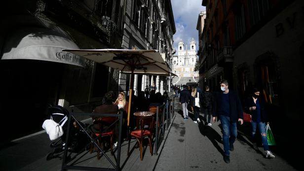 Antico Caffe Greco in Rom, gesehen von der Via dei Condotti, mit der spanischen Treppe im Hintergrund.
