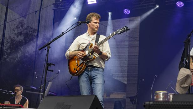 Tobias Pötzelsberger mit Gitarre auf der Bühne