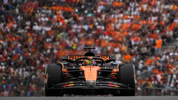 McLaren-Pilot Oscar Piastri vor einer voll gefüllten Tribüne in Zandvoort