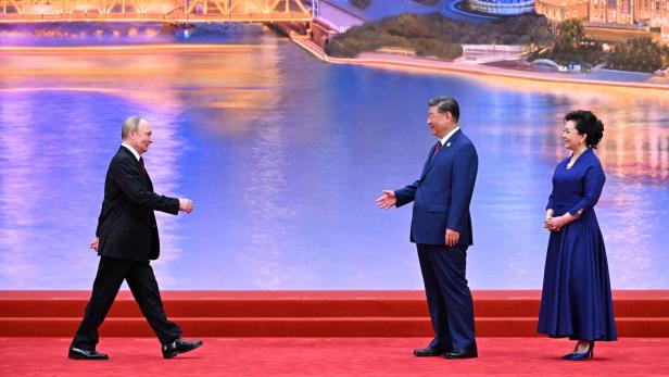 Chinese President Xi welcomes Russian President Putin at SCO summit in Tianjin