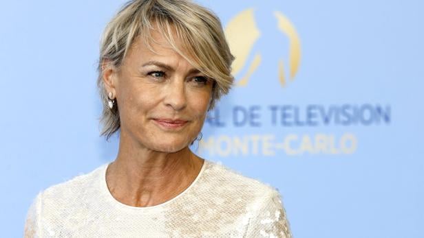Robin Wright vor dem Logo des Monte Carlo Television Festivals