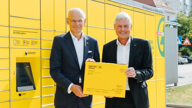Post-Generaldirektor Walter Oblin und Spar-Vorstandsvorsitzender Hans K. Reisch (re.) bei der Eröffnung der ersten Poststation vor einer Spar-Filiale in Wien-Meidling. Post-Generaldirektor Walter Oblin und Spar-Vorstandsvorsitzender Hans K. Reisch (re.) bei der Eröffnung der ersten Poststation vor einer Spar-Filiale in Wien-Meidling.