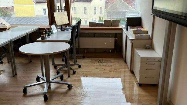 Wasserschaden in einer Klasse der Neuen Mittelschule Gloggnitz